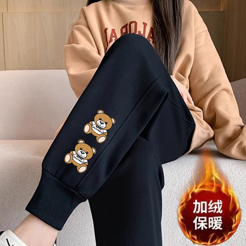 두 개의 노란 곰 나사 입이 있는 검은색 바지와 벨벳