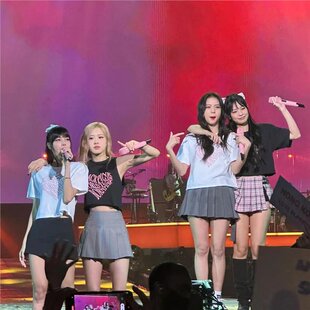 BLACKPINK��Ѳ2023 BORN PINK�ݳ������վͬ���·��o�伃��T��Ů