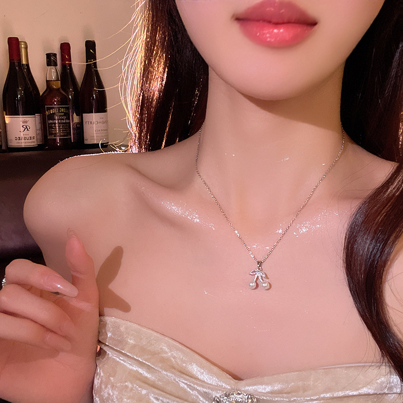 Collar de acero de titanio de alta gama de lujo ligero y nicho Exquisita cadena de clavícula de circón con microincrustaciones