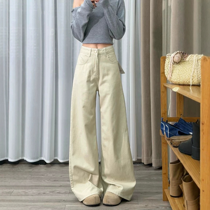 American-style khaki straight-leg wide-leg jeans, high-waisted, designed to flatter a pear-shaped figure, loose-fitting, and floor-length American-style khaki straight-leg wide-leg jeans, high-waisted, designed to flatter a pear-shaped figure, loose-fitting, and floor-length