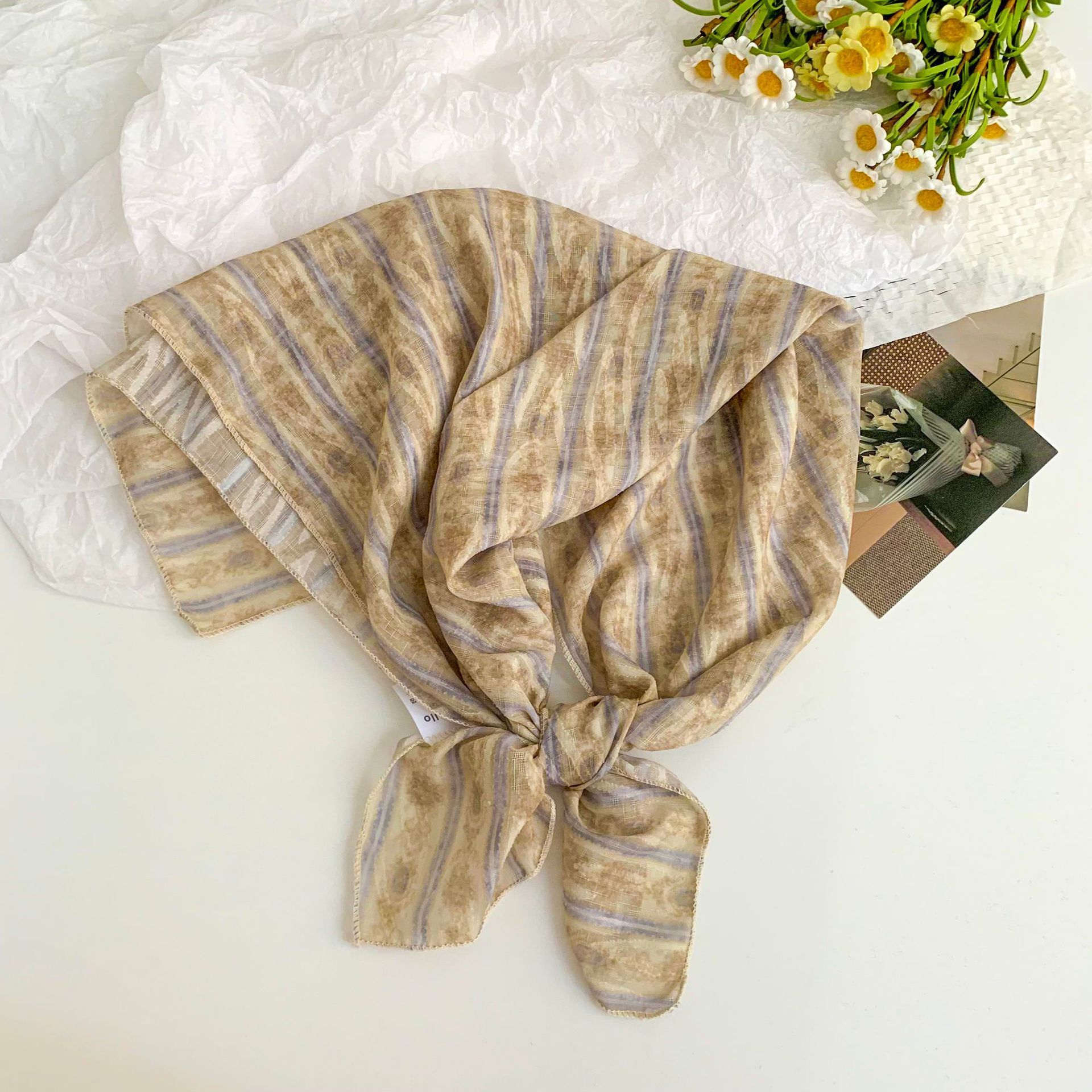 Bufanda de seda, bufanda cuadrada pequeña, sentido de alta gama, sentido de la atmósfera de todo fósforo coreano, pañuelo fino de primavera y verano, accesorios para el cabello pastoral femenino de verano