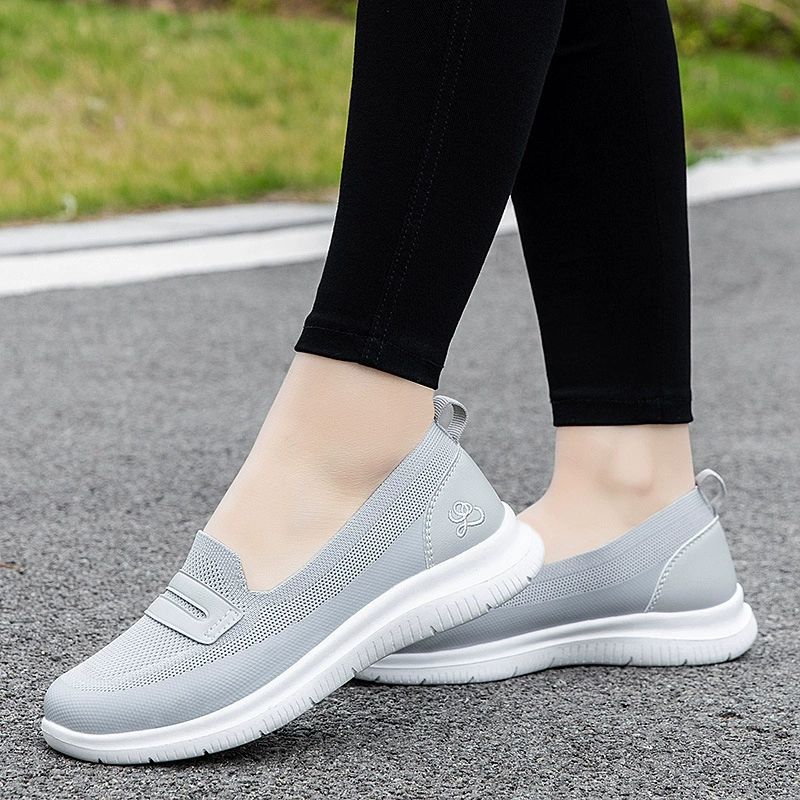 Летняя обувь для мам среднего и пожилого возраста, не утомляющая ноги, туфли для прыжков, туфли на одну ногу для пожилых людей, старые пекинские тканевые туфли на мягкой подошве для женщин.