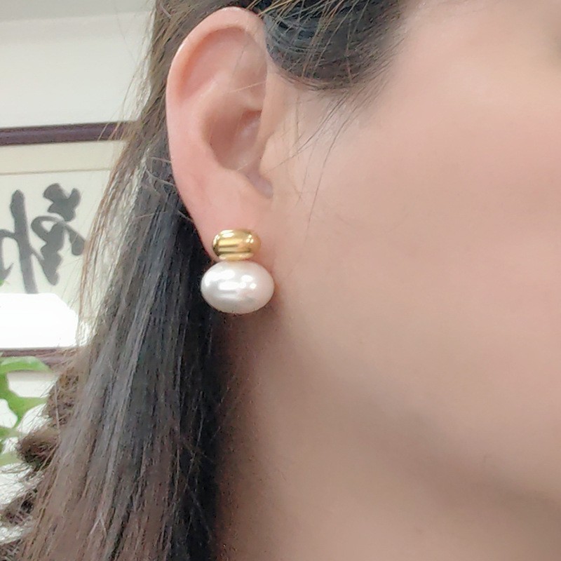 Pendientes de perlas retro francesas Pendientes de alta gama europea y americana de acero de titanio femenino Pendientes de lujo ligero de temperamento de 18K joyería al por mayor