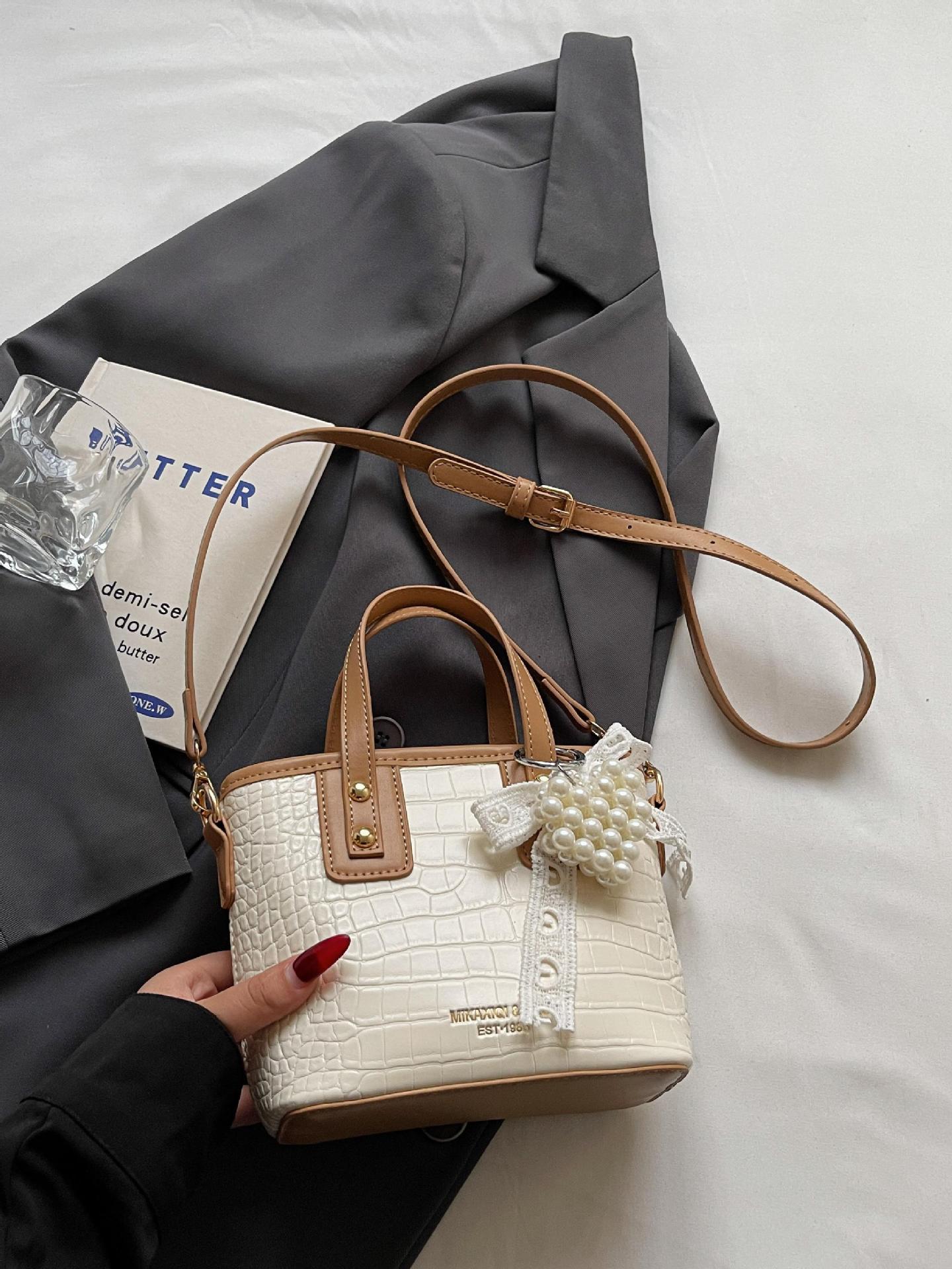 Bolso de cubo de mano súper fuego transfronterizo para mujer 2025 nuevo bolso de hombro con patrón de cocodrilo casual salvaje bolso de mensajero de moda