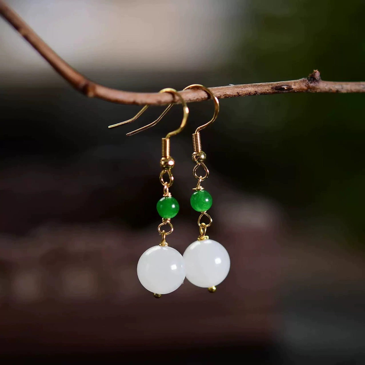 Натуральные нефритовые серьги из бусин