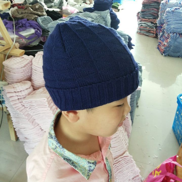 Venta al por mayor del fabricante, logotipo personalizable, gorros de lana acrílica, gorros cálidos de otoño e invierno para niños, accesorios de vestimenta, gorros de punto.