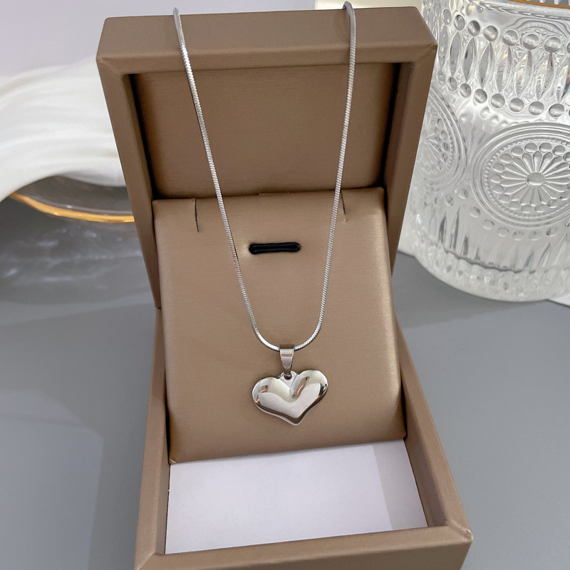 Korean New Stainless Steel Smooth Love Necklace Temperament Clavicle Chain Three-dimensional Peach Heart Jewelry Wholesale display picture 3