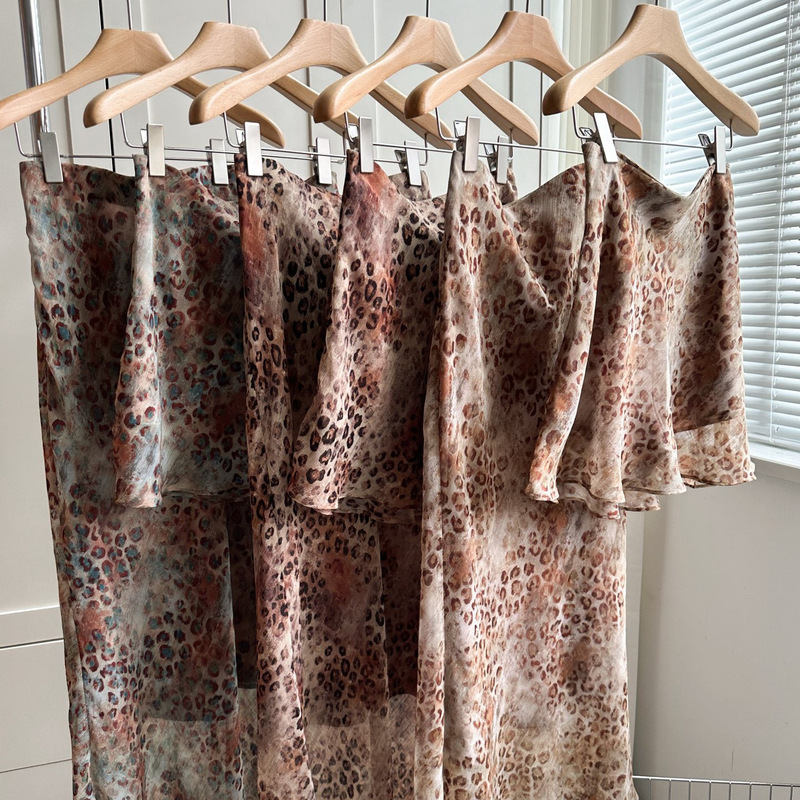 Leopard Aesthetics**Original Edition! The Leopard Print with Gold Thread Stands Out and Makes You Look Slimmer, Giving You an Elegant Spring-Summer Look. Available in Both Long and Short Skirts. Leopard Aesthetics**Original Edition! The Leopard Print with Gold Thread Stands Out and Makes You Look Slimmer, Giving You an Elegant Spring-Summer Look. Available in Both Long and Short Skirts.