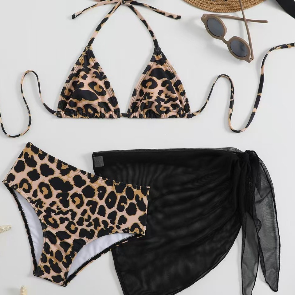 Conjunto de biquíni de três peças com estampa de leopardo e alças finas, estilo moderno para crianças de meia-idade._voghion.com