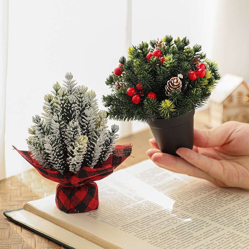 Plástico 13CM mini árbol de Navidad de escritorio verde cinturón de nieve cubierto de tela pequeña decoración de Navidad