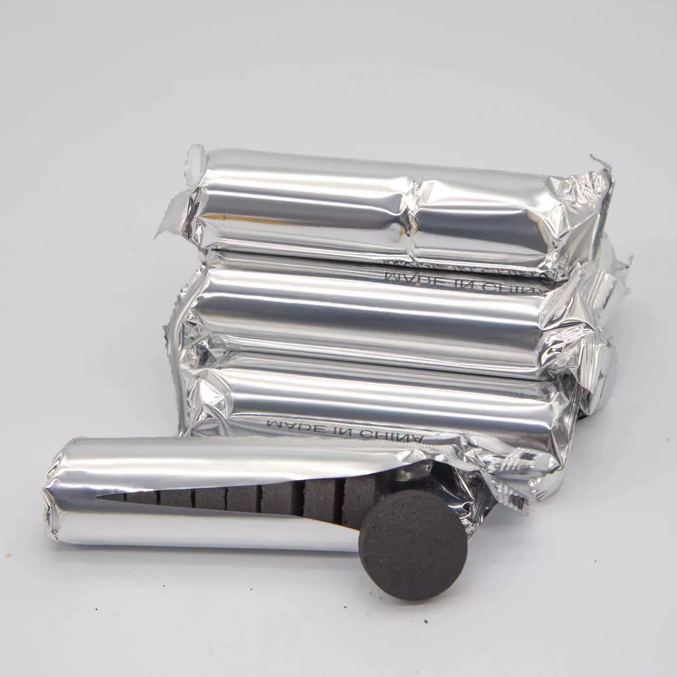 Быстросгорящий углеродный 33 мм фруктовый уголь на открытом воздухе одноразовый круглый уголь для барбекю портативный гриль для барбекю оптовая продажа с фабрики