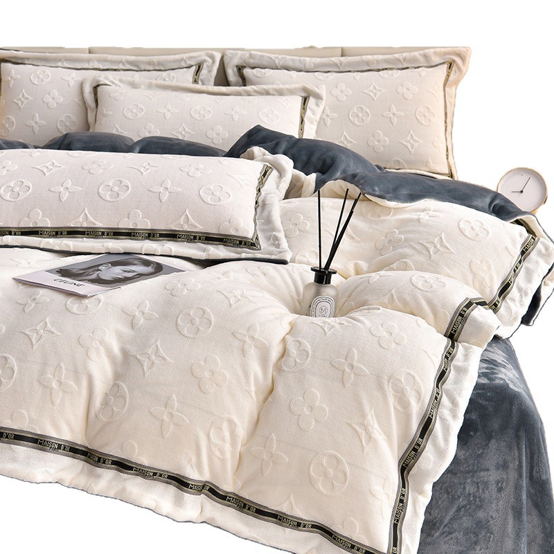 Luz lujosa cama de terciopelo de cuatro piezas set2025 nuevo coral terciopelo de invierno doble edredón grueso set tallado flor de tres piezas