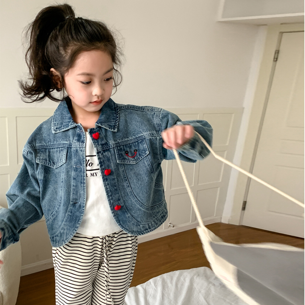 童外套2024春女童笑脸刺绣牛仔外套中大童红色爱心扣短款夹克上衣