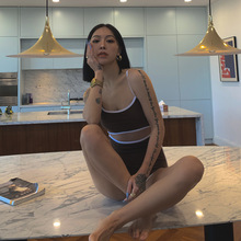 �羳���Q�B�w����¶�ǱȻ���Ů�����o��bikini�Ƶ��Ȫ��Ӿ��