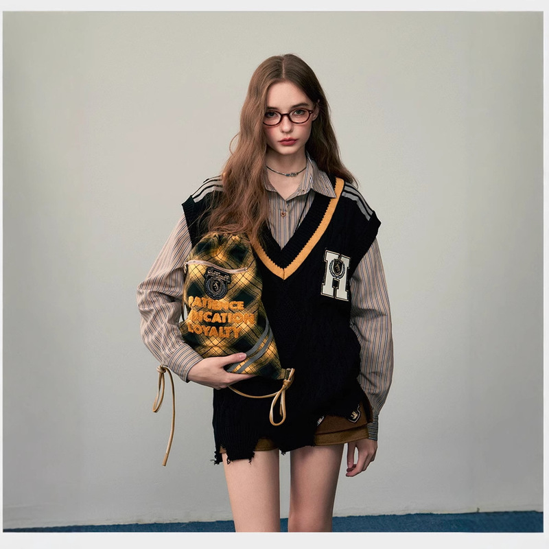 Heavy Industry Twist Knitted Vest Women's Harry Potter Badge Embroidered V-Neck Sleeveless Sweater College Style Stacked