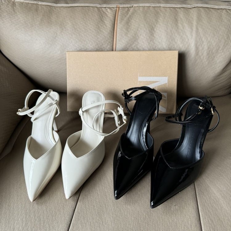Summer sandals made of patent leather pointed-toe heels