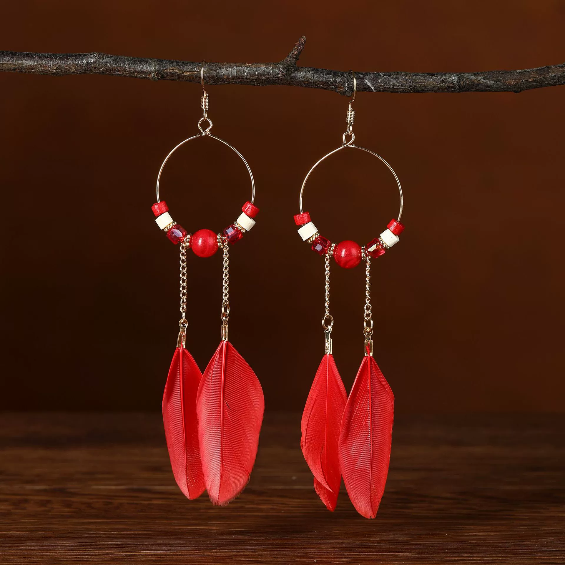 Этнические ретро серьги, многоцветные перья и ракушечные акценты, boho сезонный тренд