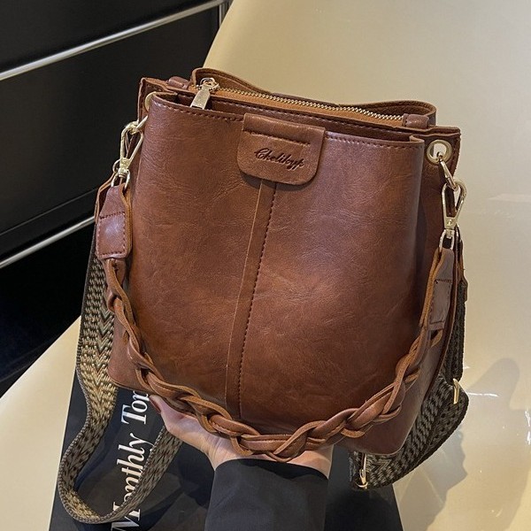 High-End Maillard Bag Women's 2025 New Autum Retro Texture Shoulder Bag Wideband Crossbody Bucket Bag