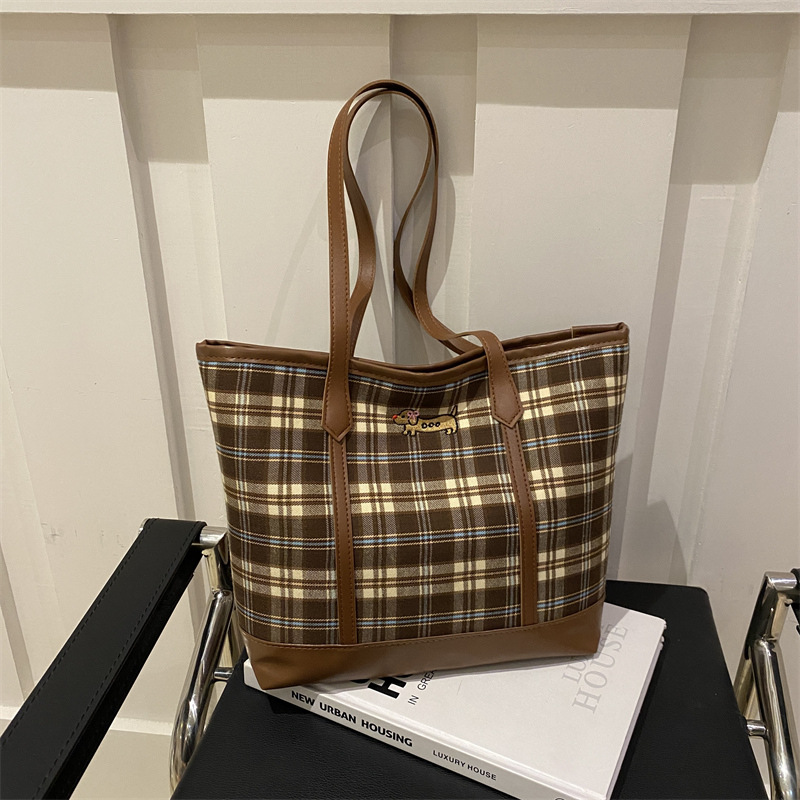 Otoño y invierno retro bolsas de gran capacidad a cuadrícula para mujeres 2024 nueva bolsa de hombro de viajes casuales bolsa de estudiantes universitarios