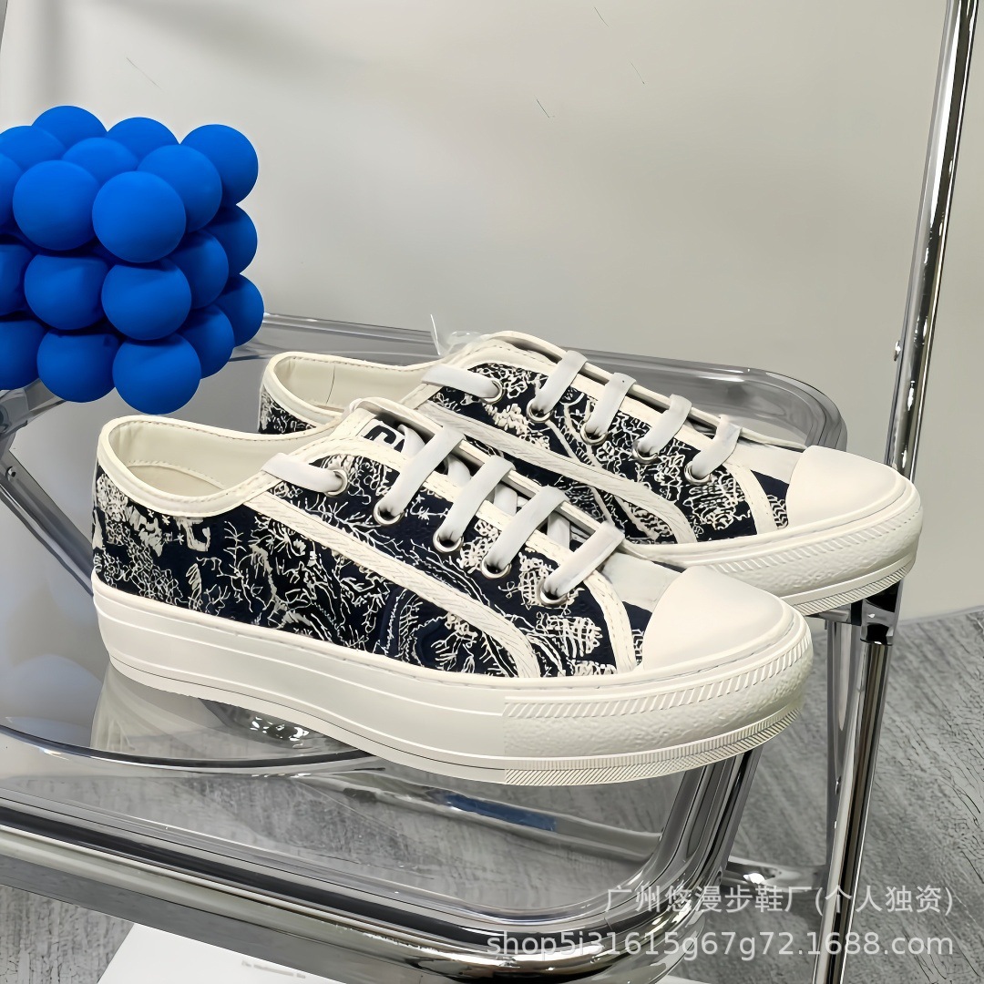 Zapatillas de lona retro con bordado de la marca D, novedad 2026, zapatillas casuales de moda, versátiles, para parejas, con suela gruesa, blancas.