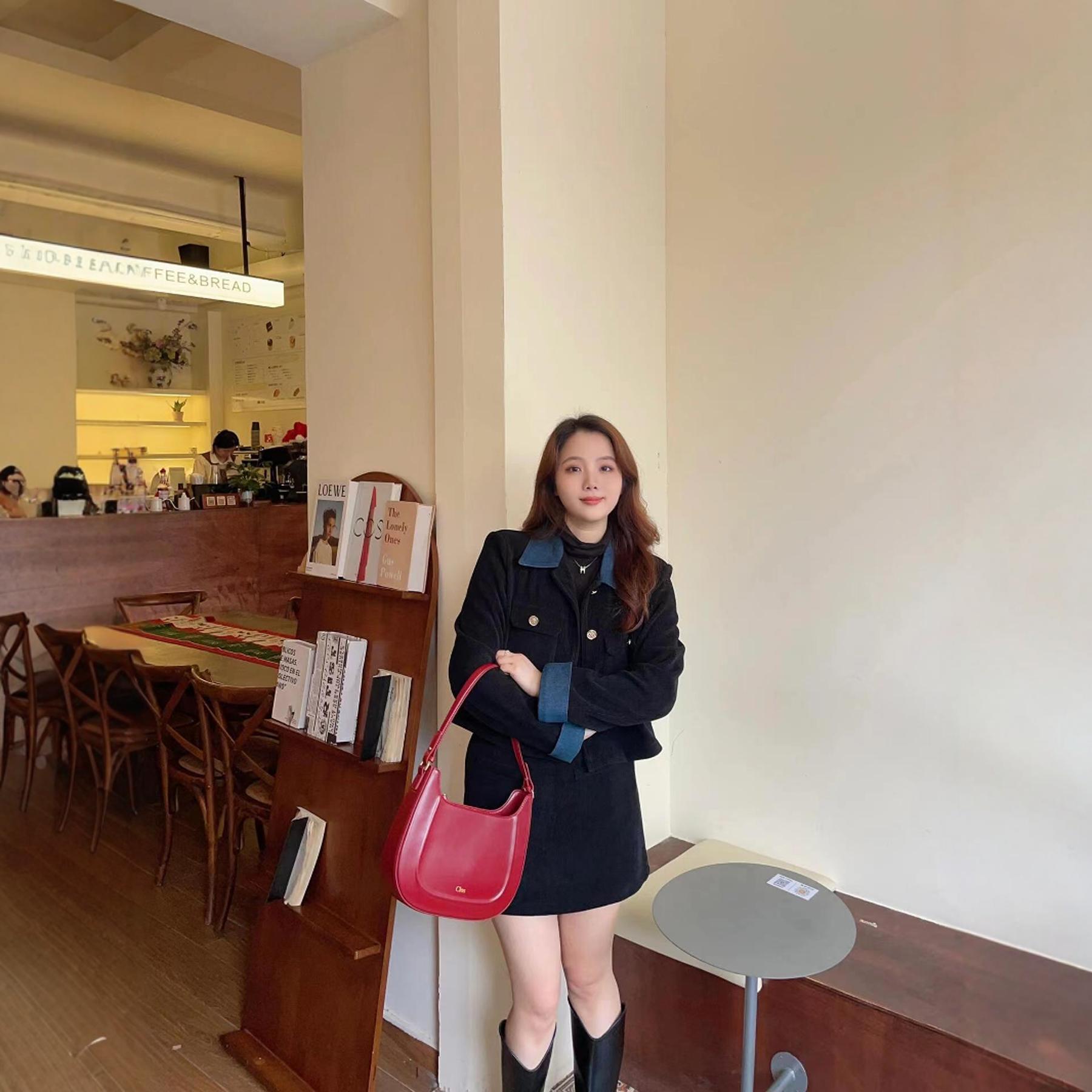 틈새 디자인 클로스 새로운 2024 가죽 빈티지 안장 가방 레드 웨딩 신부 가방 여성용 어깨 크로스 바디 백