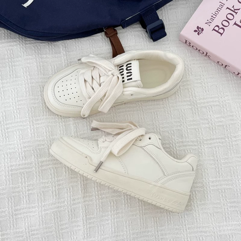 Нишевые хлебные туфли женщины 2024 новый кампус лето дикие студенты chic женская обувь повседневная обувь маленькая белая обувь женщина