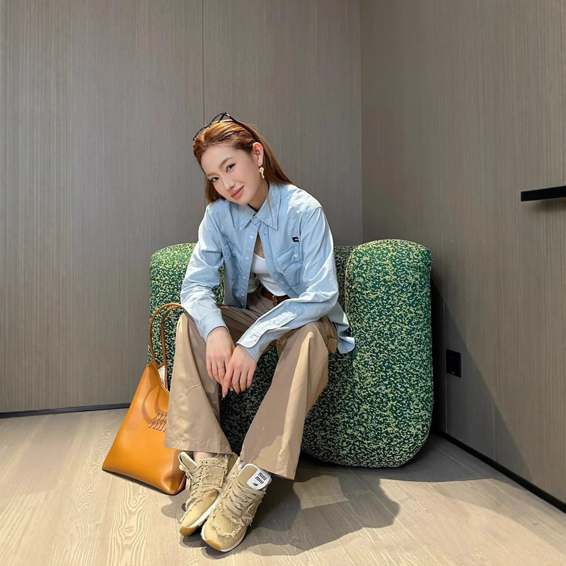 【章若楠同款】早秋新款复古休闲女徽标贴翻领浅蓝色牛仔衬衫女|undefined