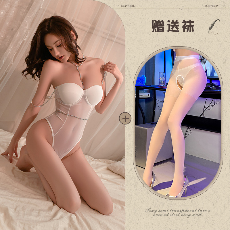 흰색 점프수트 + 흰색 가랑이 없는 양말