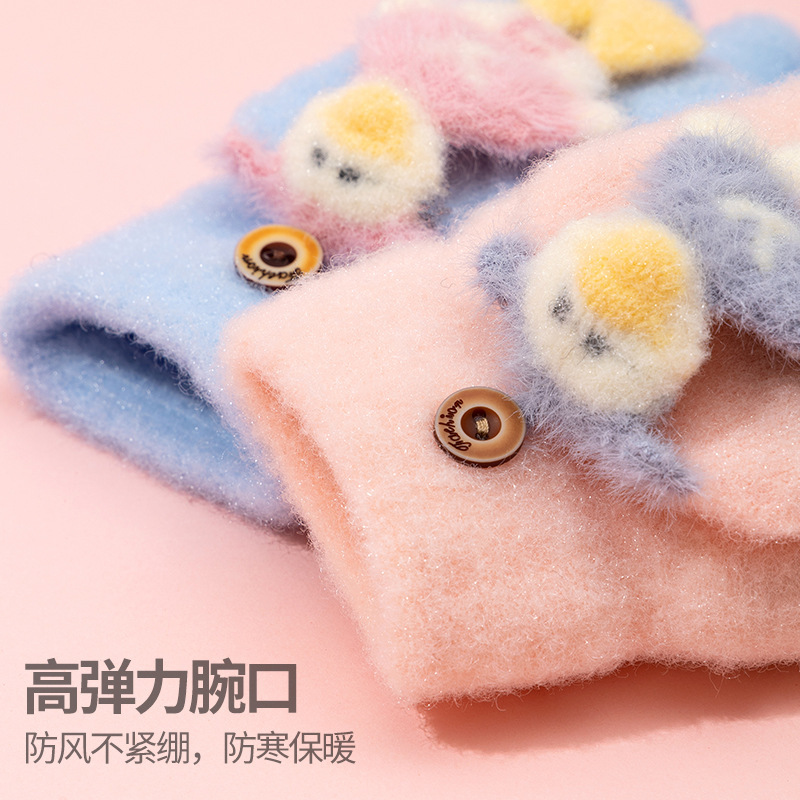 メーカーはかわいいアニメのカバーを提供しています。|undefined