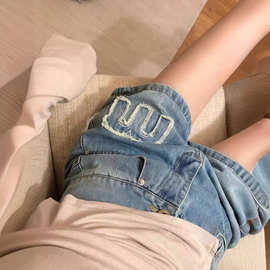 miu24夏季新款时髦洋气贴布绣字母装饰水洗做旧高腰牛仔短裤