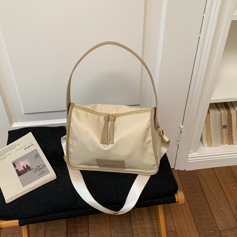 Bolsa de tela de nylon de gran capacidad para mujeres verano 2026 nueva moda moda moda bolsas de almohada de viaje bolsa de ocio