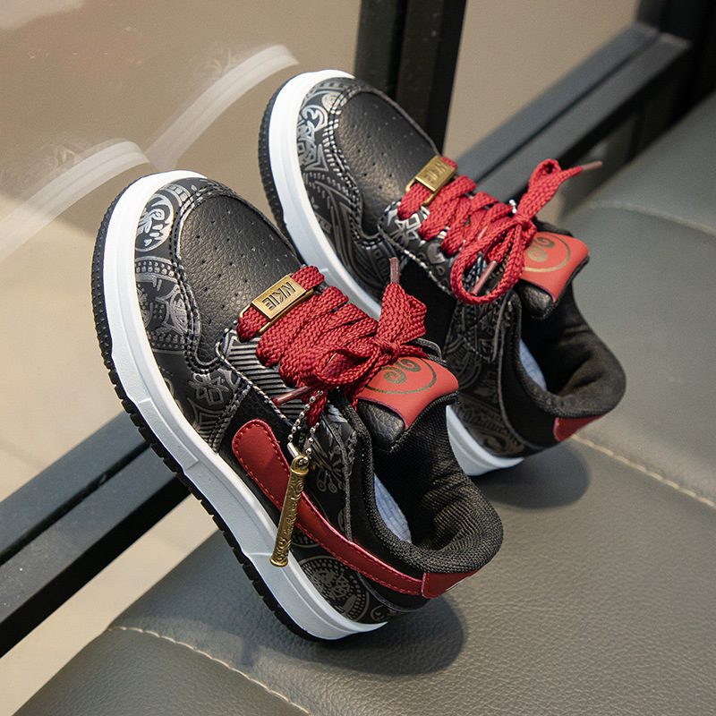 Zapatos deportivos para niños 2025 primavera nueva moda zapatos de skate para niños zapatos casuales de suela suave para niños grandes zapatos para correr