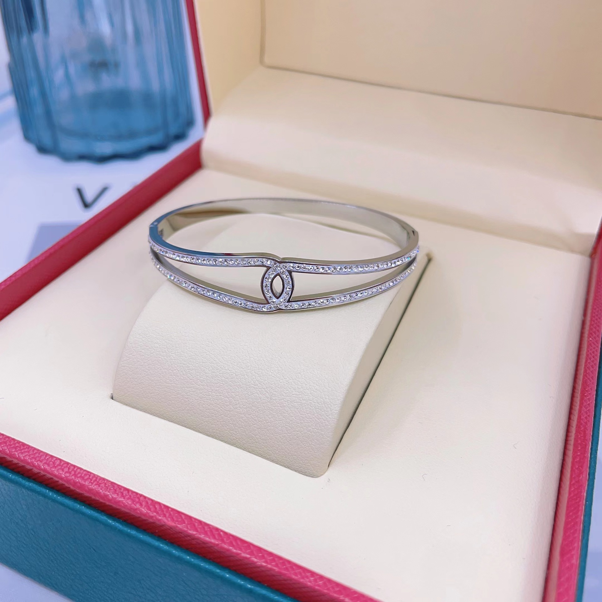 En stock fábrica directa Transfronteriza Popular electrochapado 18K pulsera de acero de titanio femenina personalidad no se desvanece moda nicho moda