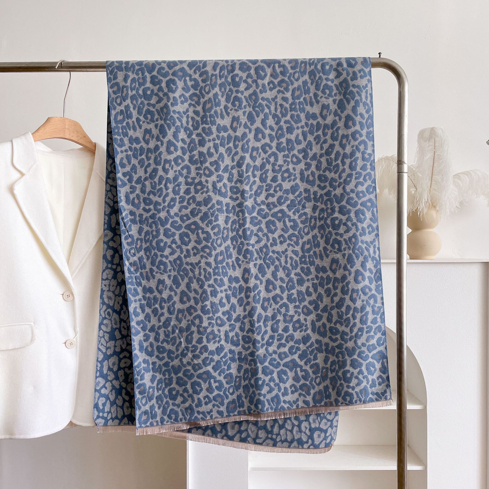 2024 nuevo bufandas de impresión de leopardo de moda de alta calidad suave y cálida imitación de cachemira barba corta bordilla del babillo