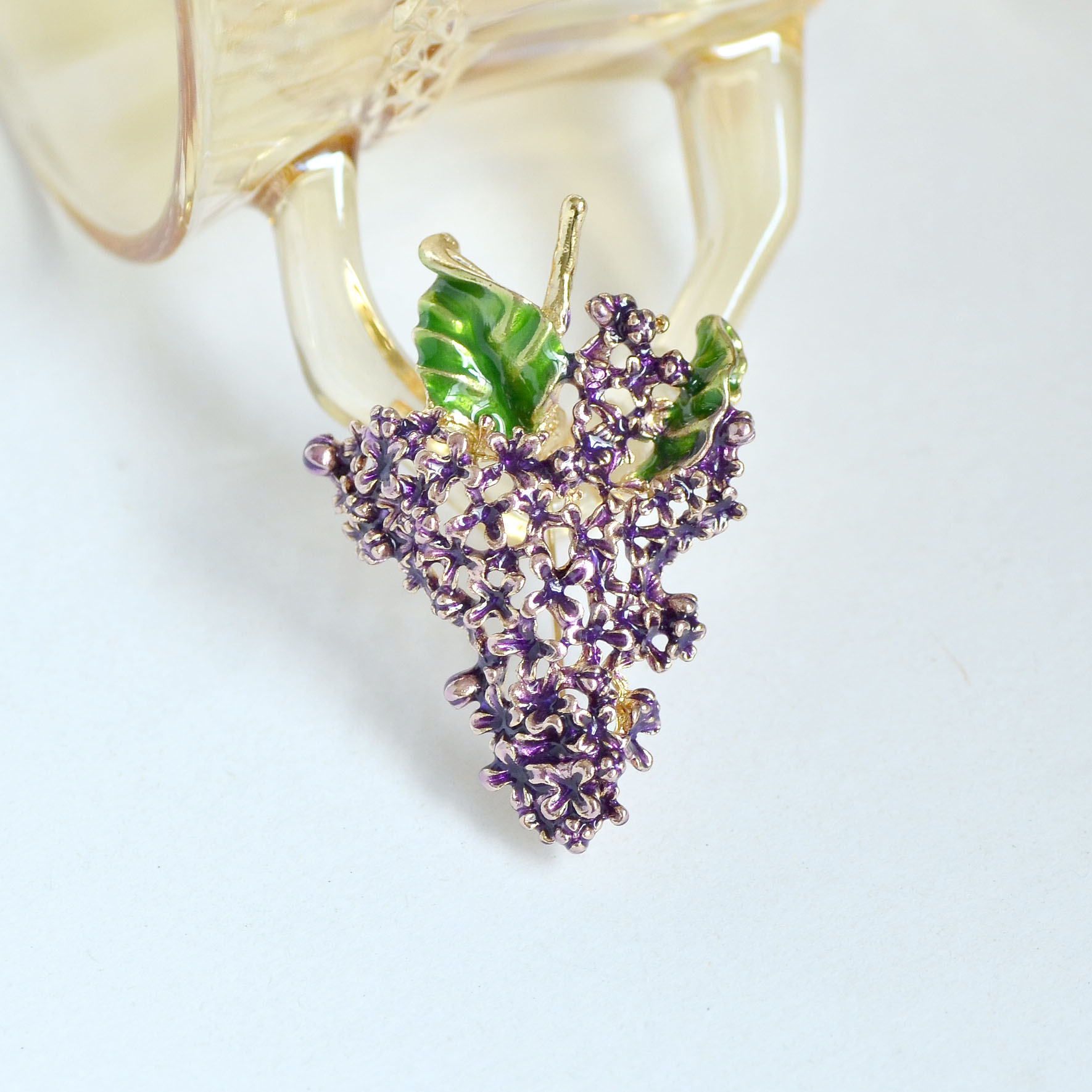 Paarse broche, luxe corsage, stijlvol accessoire, verfijnde en elegante emaille speld met uniek design._voghion.com