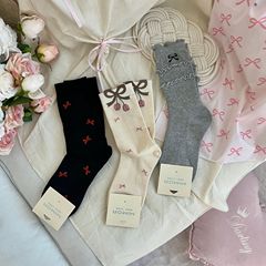 木の耳元の蝶結びの靴下の女性の韓国版のins潮の日本の学院の風は靴下の少女のかわいい外はストッキングを着ます。