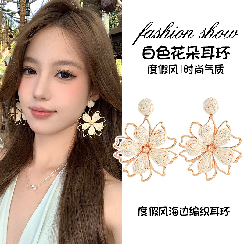 White straw earrings solar-powered, flowered