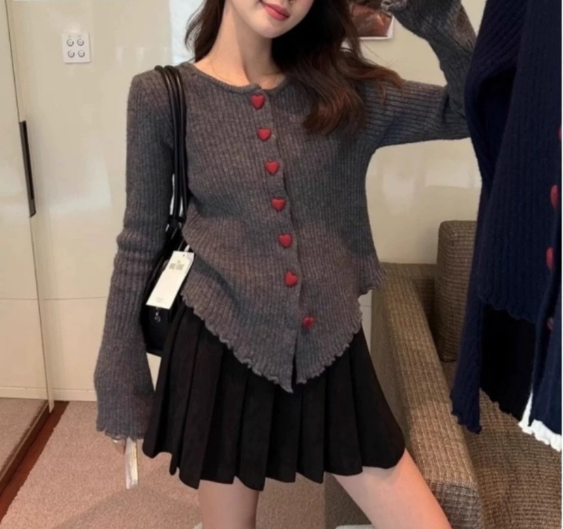 2025秋冬新款设计感木耳边爱心扣针织开衫女软糯修身显瘦毛衣外套|undefined