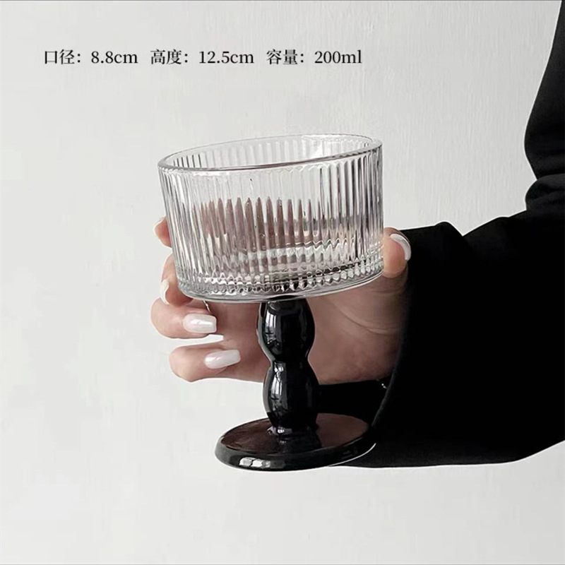 검은색 잔 줄무늬