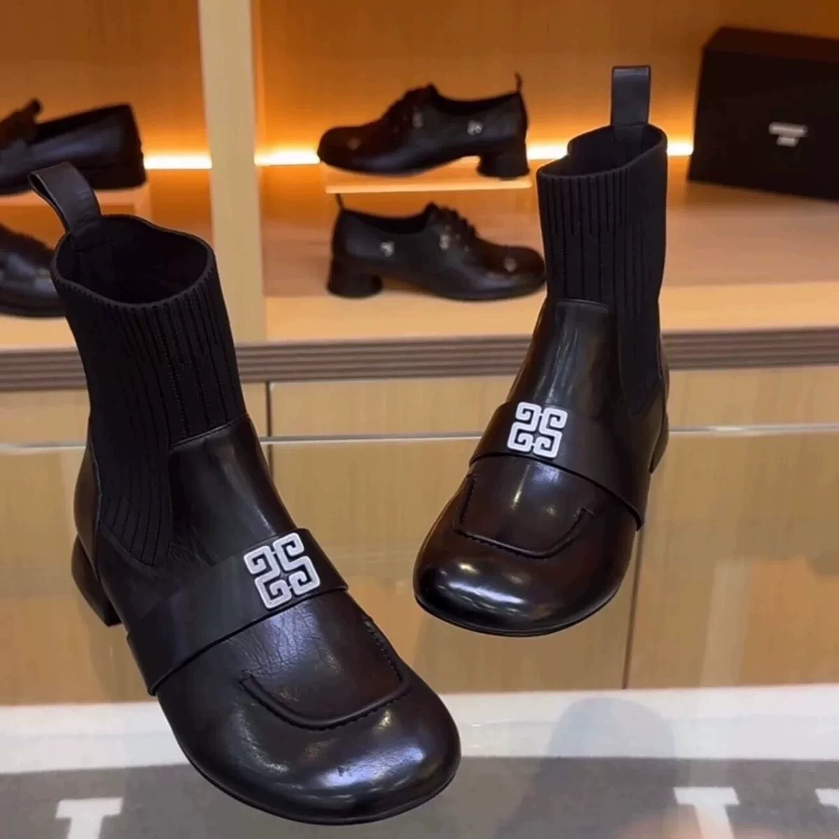 Пятно! Дизайнер осень зима 2024 Женская черная круглая голова плоское дно вязаные эластичные носки сапоги высокие сапоги Мартин сапоги женщины