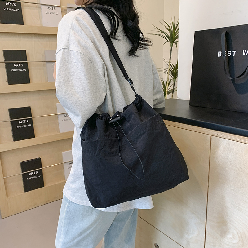 A stylish single-shoulder crossbody bag for 2024, a large-capacity casual commuting bag for classes, and a beautiful and fashionable underarm bag for women undefined
