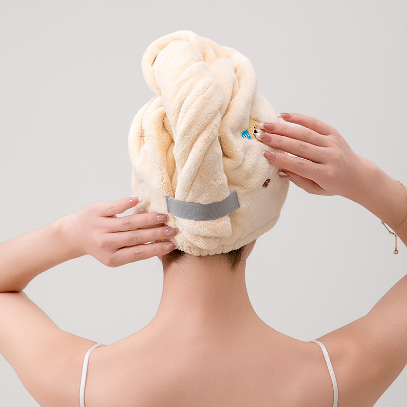 Pile di corallo spesso con ricamo a cartoni animati, berretto triangolare con orsetto carino per donna, asciugamano assorbente per asciugare i capelli (vendita all'ingrosso)_voghion.com