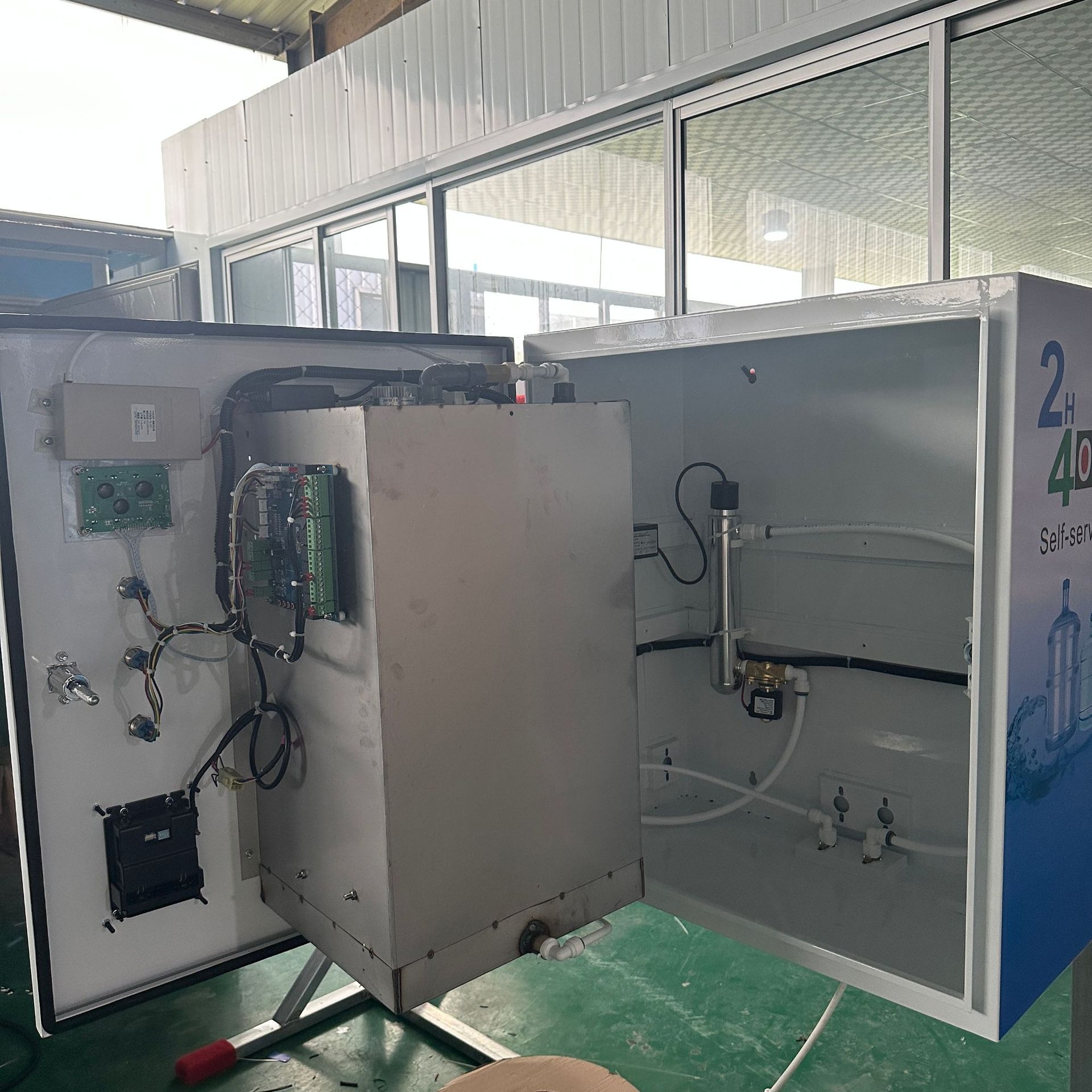 Máquina expendedora de agua automática para comercio exterior con sistema de pago con tarjeta y monedas, máquina expendedora de agua inteligente de autoservicio para la comunidad, pequeña, de sobremesa o para montar en la pared.