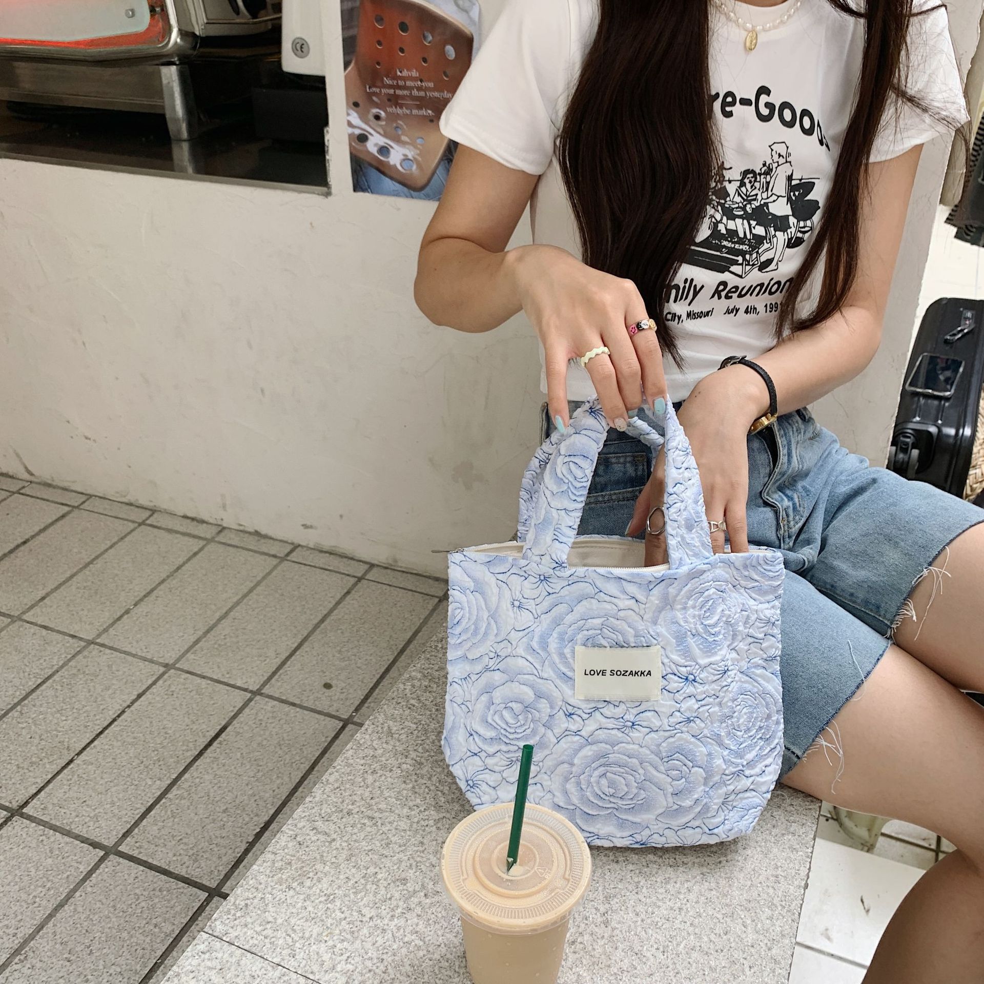 Wholesale of 25244 Jacquard blue rose large-capacity portable bags, clutch bags, storage bags, ladies' tote handbags undefined