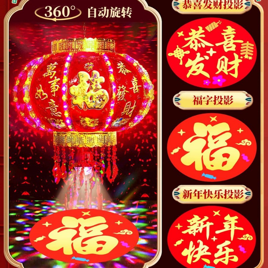 Nuevas linternas giratorias en la puerta de un par de linternas de caballo coloridas rojas para el Año Nuevo