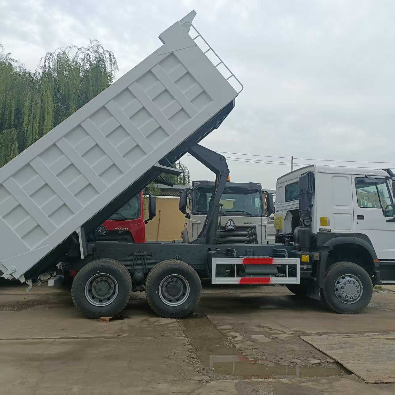 Factory Cross-Border Sinotruk Howo Dump Truck Howo 371 Horsepower Dump Truck 6X4 Dual-Axle Engineering Earthmoving Dump Truck