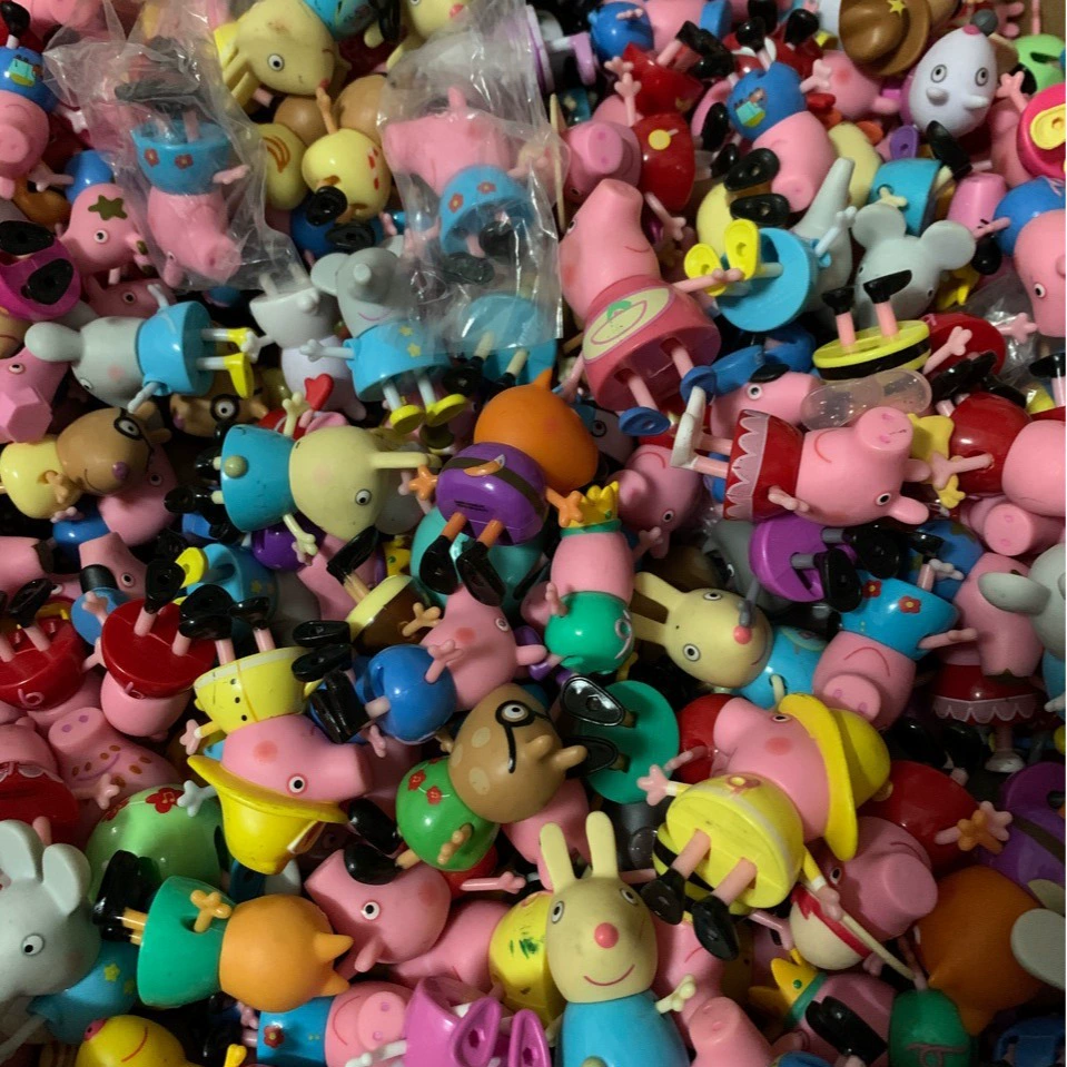 Дефект объемной розовой куклы-свиньи, игровой домик, игрушечный торт, украшения, а не ограничено к изображению случайных стилей