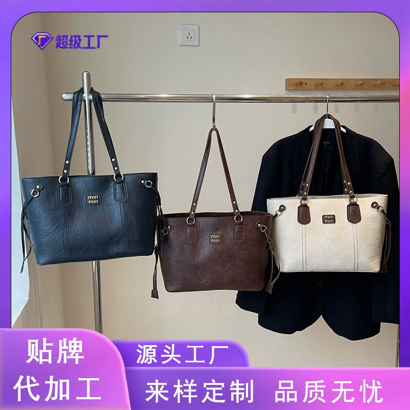 Сумка большой емкости женская 2025 новая осенняя и зимняя текстура продвинутого чувства сумки на плечо для студентов колледжа