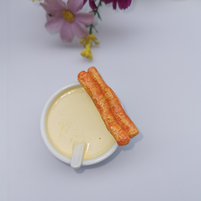 두유 튀김 반죽 스틱의 흰 그릇