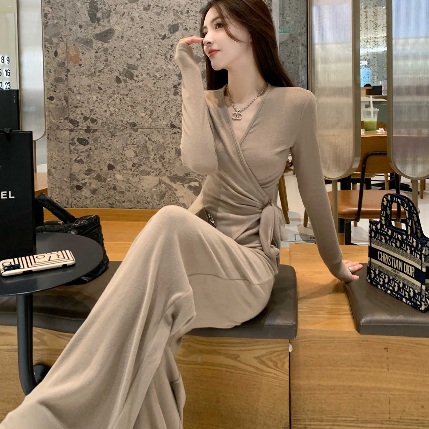 A Complete Set of Beautiful Autumn Clothes, a Salt-Based Light and Mature V Neck Top, Wide-Leg Pants, Sports and Leisure Two-Piece Set